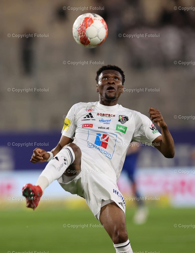 A_LUI_120425_02 | SPORT,FUSSBALL ADMIRAL BUNDESLIGA BLAU WEISSLINZ -RZ PELLETS WAC IM BILD:  CHIBUIKE NWAIWU (WAC) FOTO:  FOTOLUI/MW