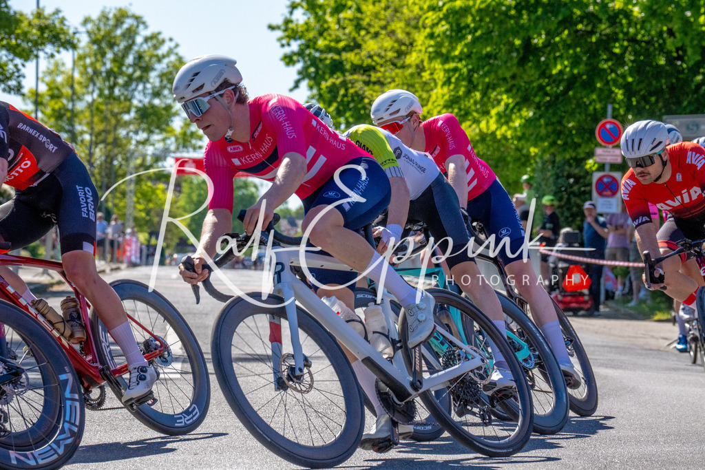 Spurt in den Mai 2026 - Großer Preis der Sparkasse Neuss | Annual one-day road cycling race "Großer Preis der Sparkasse Neuss" held in Büttgen, Germany, organized by VfR Büttgen 1912 e.V. The event features multiple races across all age categories from U11 youth to Elite men. - Realisiert mit Pictrs.com