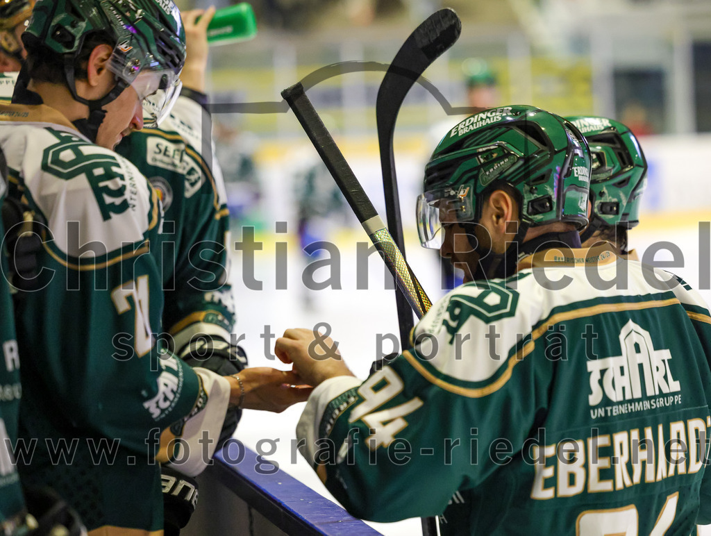 2026-02-15_085_TSV_Erding_gegen_EC_Peiting | Erding, Deutschland, 15.02.2026:Eishockey, Oberliga Süd 2025 / 2026, 47. Spieltag, TSV Erding gegen EC Peiting, Endergebnis: 4:5Erik Modlmayr (Erding Gladiators, #21), Markus Eberhardt (Erding Gladiators, #94)Foto: Christian Riedel / fotografie-riedel.net
