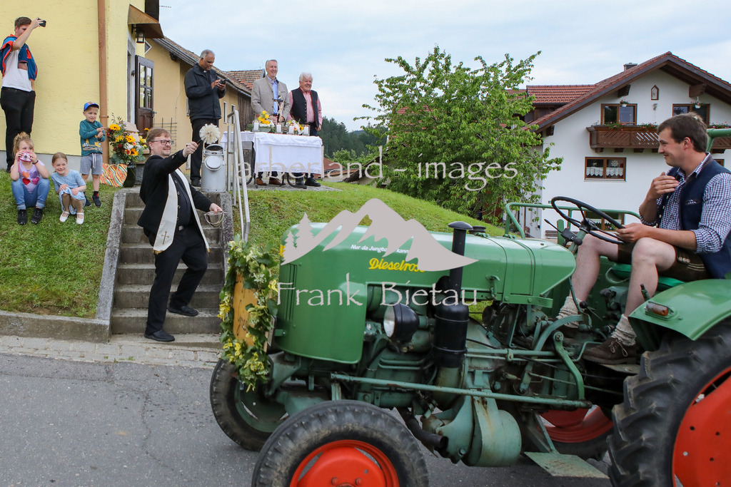 OE7A8800 | 40 L Weihwasser standen in 2 Milchkannen bereit