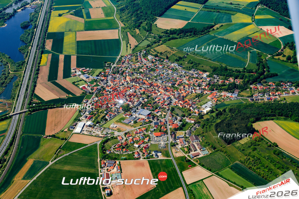 Die Luftaufnahme der Stadt Stettfeld wurde vom UL-Flugzeug heraus erstellt ( keine Drohne )- hohe Auflösung für beste Qualität