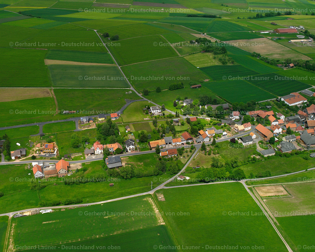 2615614 | QUECK 09.06.2006 Landwirtschaftliche Nutzflächen und Feldgrenzen  umsäumen das Siedlungsgebiet des Dorfes in Queck im Bundesland Hessen, Deutschland // Agricultural land and field boundaries surround the settlement area of the village  in Queck in the state Hesse, Germany Foto: Gerhard Launer