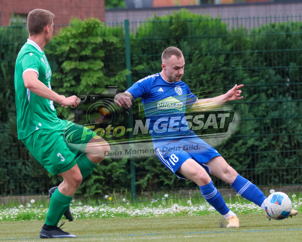 Bünder SV - SV Enger-Westerenger, | Auf dem Bild zu sehen: grün Bünder SV: Florian Schmale ; blau SV Enger-Westerenger: Christian Sarwatka Bünder SV, SV Enger-Westerenger, Saison 25/26, Kreisliga A, Bünde, Deutschland - Realisiert mit Pictrs.com