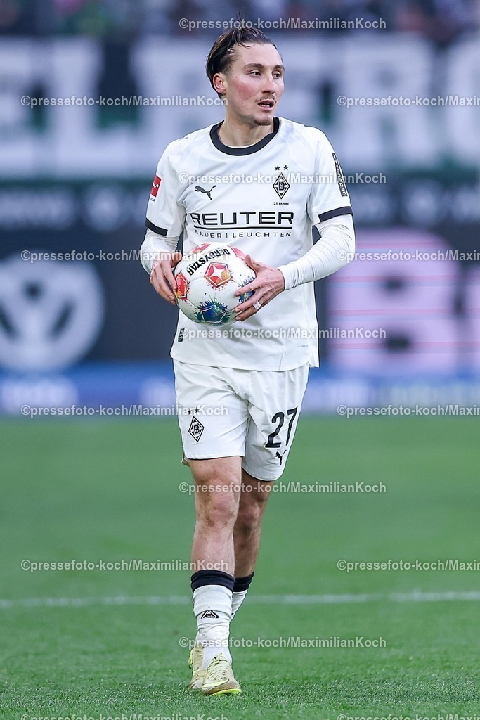 BMG13122502008 | 13.12.2025, Fußball, Borussia Mönchengladbach - VfL Wolfsburg, 1. Fußball Bundesliga, 14.Spieltag, Borussia-Park, Saison 2025 2026: Rocco Reitz&nbsp;(Borussia Mönchengladbach #27)  DFB regulations prohibit any use of photographs as image sequences and or quasi-video.