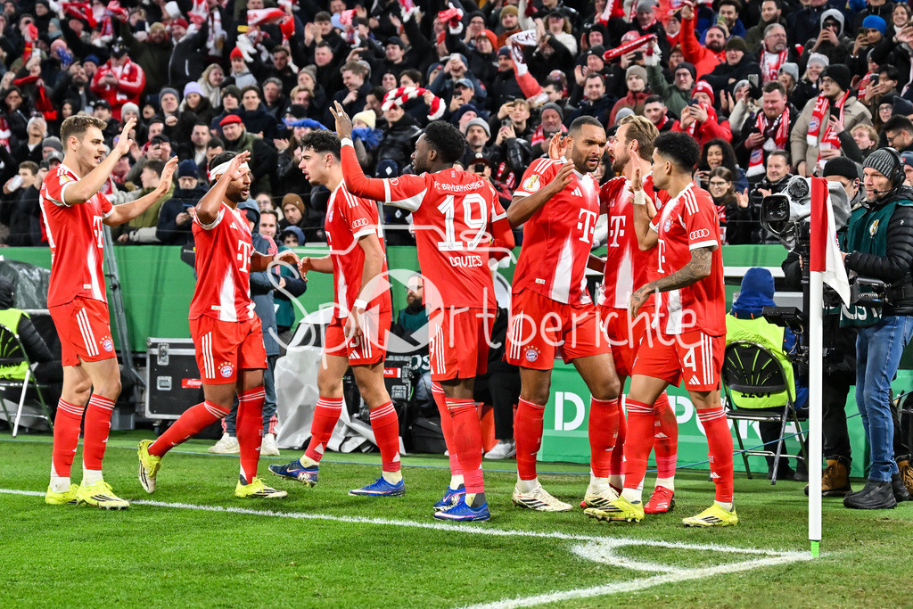FC Bayern München - RB Leipzig | MUNICH, GERMANY - 11. FEBRUARY: Jubel der Bayern nach dem Treffer zum 2-0 durch Luis DIAZ (FC Bayern Munich 14) / Tor / Torschuetze / Freude / Happy während dem Spiel zwischen dem FC Bayern München und RB Leipzig beim Viertelfinale des DFB-Pokales in der Allianz Arena
