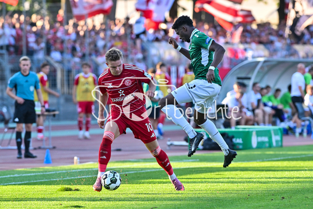 1. FC Schweinfurt 05 - Fortuna Düsseldorf | im Duell Christian RASMUSSEN (Fortuna 10) und Uche OBIOGUMU (Schweinfurt 27) / Zweikampf / DFB-Pokal: 1. FC Schweinfurt 05 - Fortuna Düsseldorf; Riedel-Bau Arena am 18.08.2025