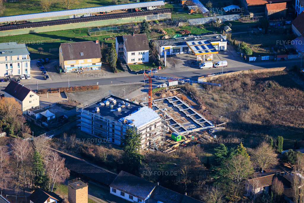 Luftbild: Baustell für Mehrfamilienhäuser an der Neue Landstr in Rülzheim im Bundesland Rheinland-Pfalz in Deutschland. Foto: IMG_152537.jpg vom 31.12.2025 durch Werner Riehm/FLY-FOTO.de