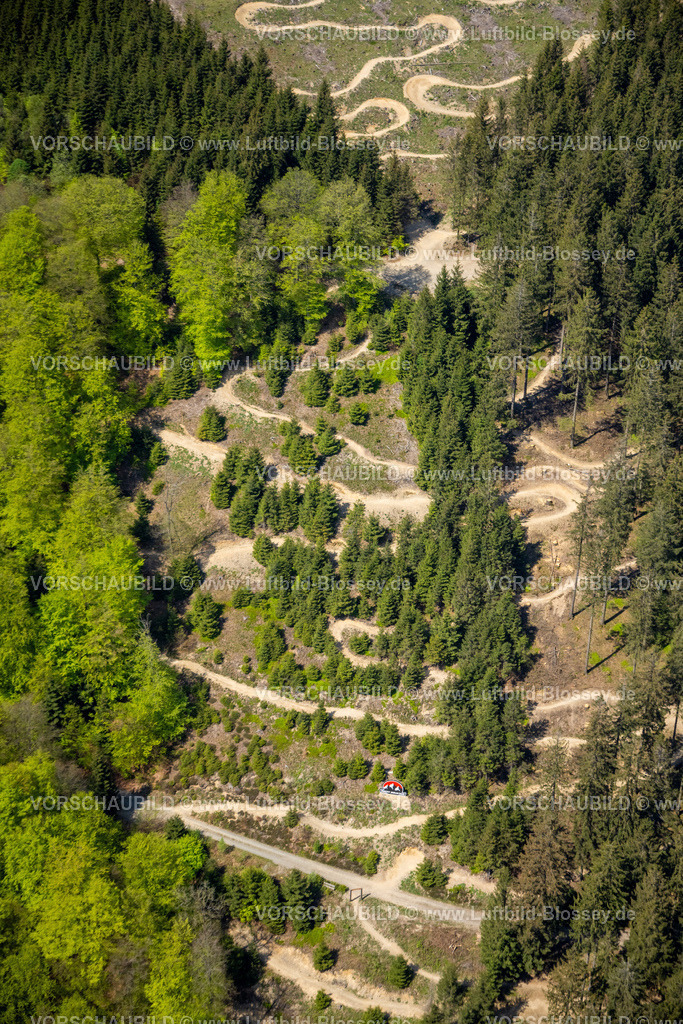 Schmallenberg240505083GreenHillBikePark | Luftbild, Green Hill Bikepark, Mountainbike-Trail am Ortsteil Gellinghausen, Serpentinen Abfahrt Gelände, umgeben von Wald, Wiesen und Feldern, Gellinghausen, Schmallenberg, Sauerland, Nordrhein-Westfalen, Deutschland
