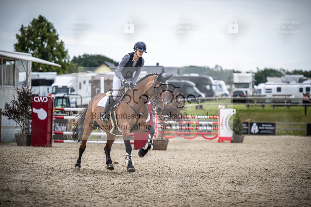 DOS_6817 | Entdecke hochwertige Reitturnierfotos von Foto Oger. Professionell, emotional und authentisch – jetzt Lieblingsmomente im Shop bestellen. - Realisiert mit Pictrs.com