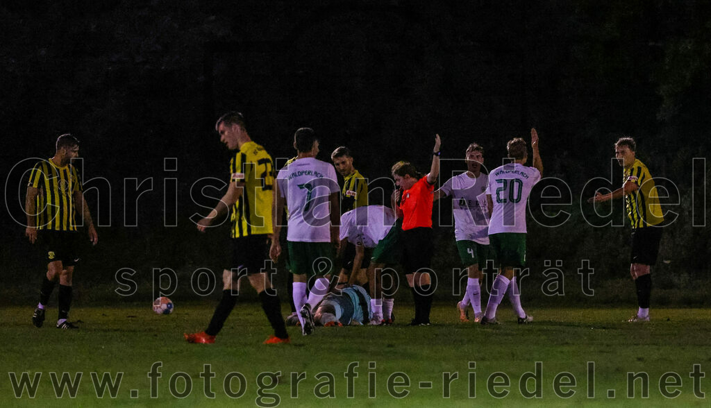 2023-09-15_077_FC_Moosinning_gegen_SV_Waldperlach | Moosinning, Deutschland, 15.09.2023:
Fußball, Bezirksliga Oberbayern Ost 2023 / 2024, 9. Spieltag, FC Moosinning gegen SV Waldperlach, Endergebnis: 0:1

Fabian Ulitzka (FC Moosinning, #23), Julius Becker (SV Waldperlach, #7), Torwart Benedikt Heinrich (SV Waldperlach, #1), Schiedsrichter Melissa Schreiner, Lukas Mühlbauer (SV Waldperlach, #20), Stefan Haas (FC Moosinning, #8)

Foto: Christian Riedel / fotografie-riedel.net