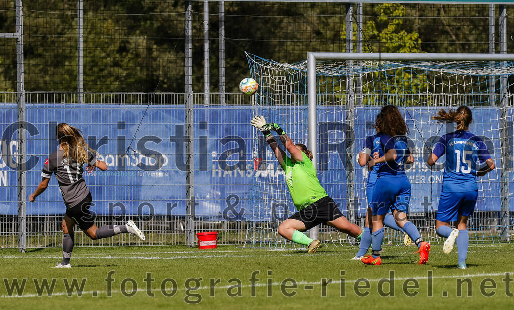 2023-09-09_111_FC_Langengeisling_gegen_TV_1864_Altoetting | Erding, Deutschland, 09.09.2023:
Fußball, Bezirksoberliga 2023 / 2024, 2. Spieltag, FC Langengeisling gegen TV 1864 Altötting, Endergebnis: 2:3

Sandra Utzschmid (TV 1864 Altötting, #17), Torwart Isabell Losleben (FC Langengeisling, #1), Carina Sedlmeier (FC Langengeisling, #19), Monika Bichlmaier (FC Langengeisling, #4), Rebecca Hawkins (FC Langengeisling, #15)

Foto: Christian Riedel / fotografie-riedel.net