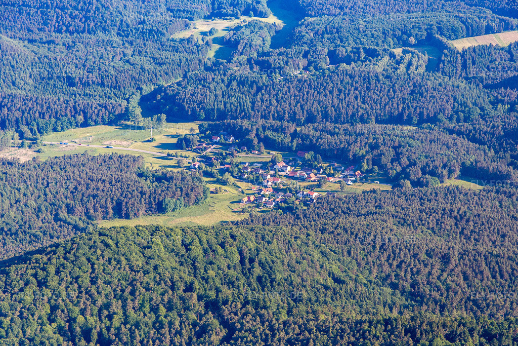Luftbild: Ortsansicht in Birkenhördt im Bundesland Rheinland-Pfalz in Deutschland. Foto: IMG_080039.jpg vom 05.06.2015 durch Werner Riehm/FLY-FOTO.de