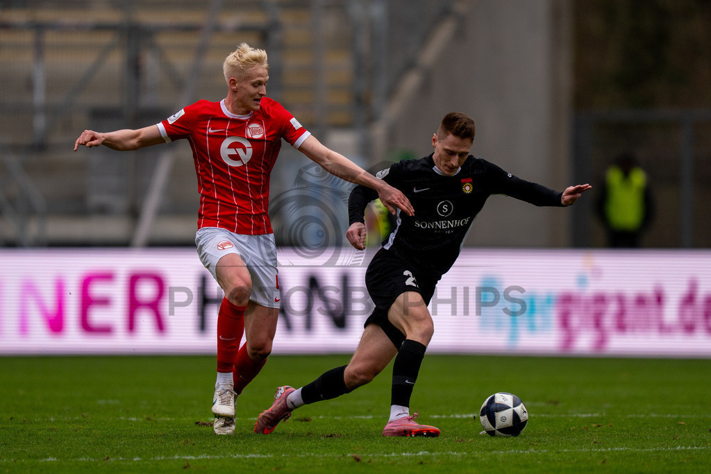 Kickers Offenbach vs. SG Sonnenhof Grossaspach, Fussball, Regionalliga Suedwest, 24. Spieltag, 14.03.2026 | Zweikampf zwischen Loris Maier (SG Sonnenhof Großaspach, #27) und Kristjan Arh Cesen (Kickers Offenbach, #14),Kickers Offenbach vs. SG Sonnenhof Grossaspach, Fussball, Regionalliga Suedwest, 24. Spieltag, 14.03.2026Foto: photosbyphips/Philip Ziegler