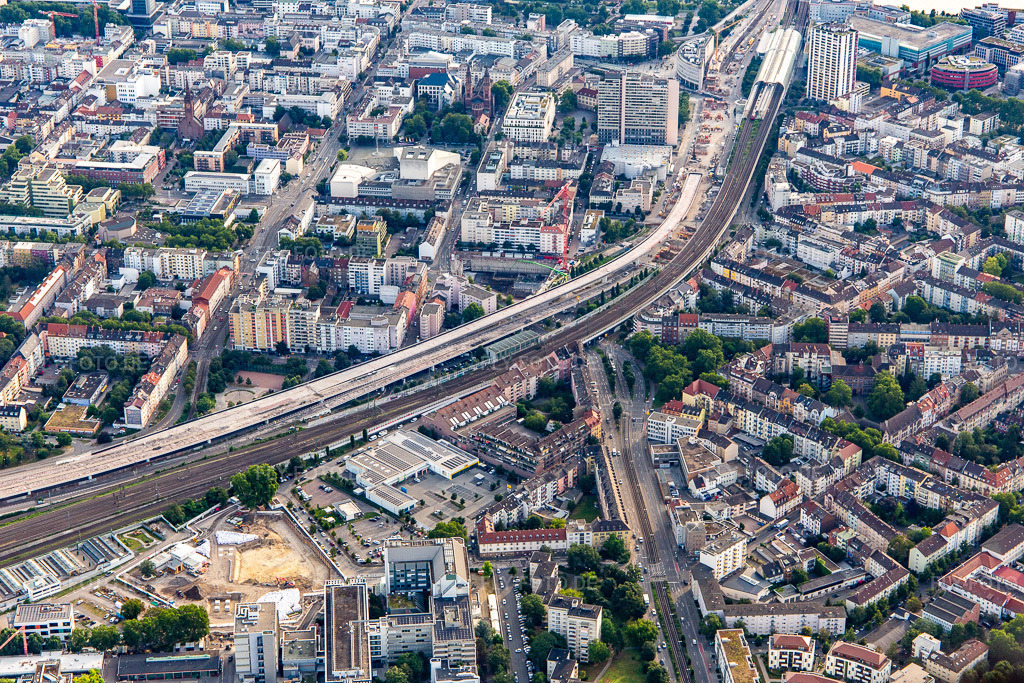 Luftbild: Hochstraße B37 und Bahntrasse von Südwesten im Abriss/Neubau im Ortsteil Süd in Ludwigshafen im Bundesland Rheinland-Pfalz in Deutschland. Foto: IMG_142807.jpg vom 19.07.2024 durch Werner Riehm/FLY-FOTO.de