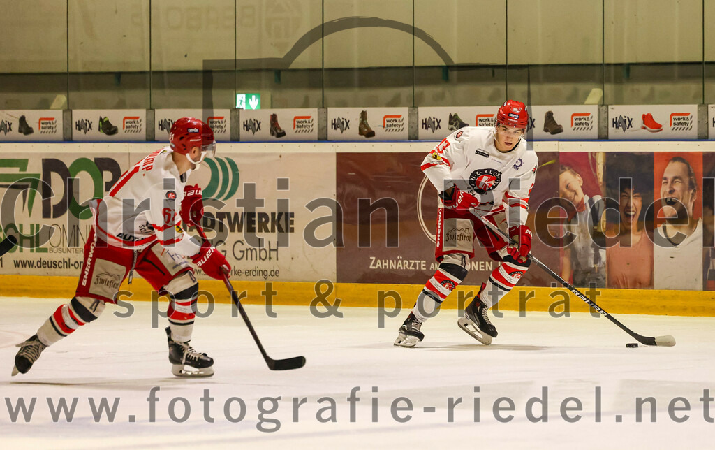 2023-10-20_077_TSV_Erding_gegen_EHC_Klostersee | Erding, Deutschland, 20.10.2023:.Eishockey, Bayernliga Vorrunde 2023 / 2024, 2. Spieltag, TSV Erding gegen EHC Klostersee, Endergebnis: 7:2..Philipp Quinlan (EHC Klostersee, #61), Tobias Hilger (EHC Klostersee, #13)..Foto: Christian Riedel / fotografie-riedel.net