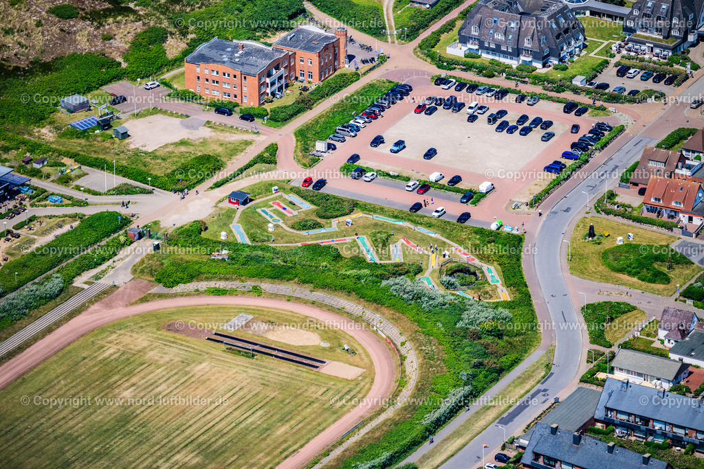 Sylt_Westerland_Minigolf_Am_Aquarium_ELS_0675210625 | SYLT 21.06.2025 Gelände des Minigolfplatz " Am Aquarium " an der Straße Fischerweg in Sylt Nordsee - Insel im Bundesland Schleswig-Holstein, Deutschland. // Area of the mini golf course " Am Aquarium " on the street Fischerweg in Sylt North Sea - Island in the federal state of Schleswig-Holstein, Germany. Foto: Martin Elsen