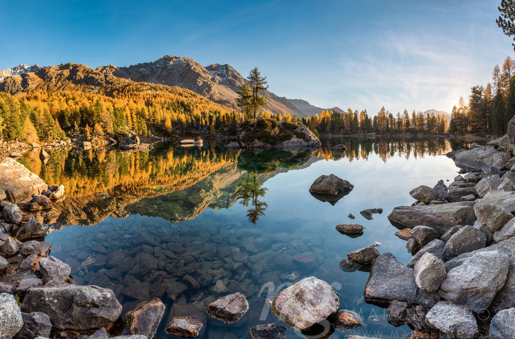 Goldener Herbst am Lago di Saoseo im Val di Campo, Poschiavo, Schweiz | island with trees in the water of Lago di Saoseo during the golden hour - Realisiert mit Pictrs.com