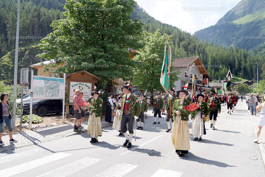 e29-news-2023-Juli23-Regimentsschuetzenfest3-Steeg-UMZUG_DORF-DSC07479 | Info aus dem Bezirk Reutte/Ausserfern Tirol sowie eine umfangreiche Bilddatenbank über die gesamte Region: Lechtal, Talkessel Reutte, Tannheimertal, Zwischentoren. Lech, Plansee, Zugspitze, Grenztunnel, B179, Fernpassstraße, Verkehr, Lawinen, Tradition, - Realisiert mit Pictrs.com