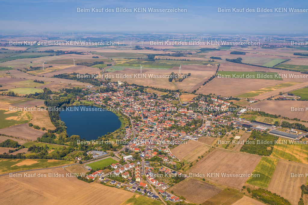 Seehausen | Diese Luftaufnahme zeigt einen Ort im Landkreis Börde aus der Vogelperspektive. Das Bild entstand aus einem Tragschrauber und vermittelt einen eindrucksvollen Überblick über die Siedlungsstruktur, die umgebende Landschaft und die charakteristischen Merkmale des Ortes. Die Aufnahme dokumentiert Architektur, Straßenverläufe und Grünflächen aus einer außergewöhnlichen Perspektive und ist Teil des Mitteldeutschen Bildarchivs von Luftbildfotograf Steffen Lehmann. - Realisiert mit Pictrs.com