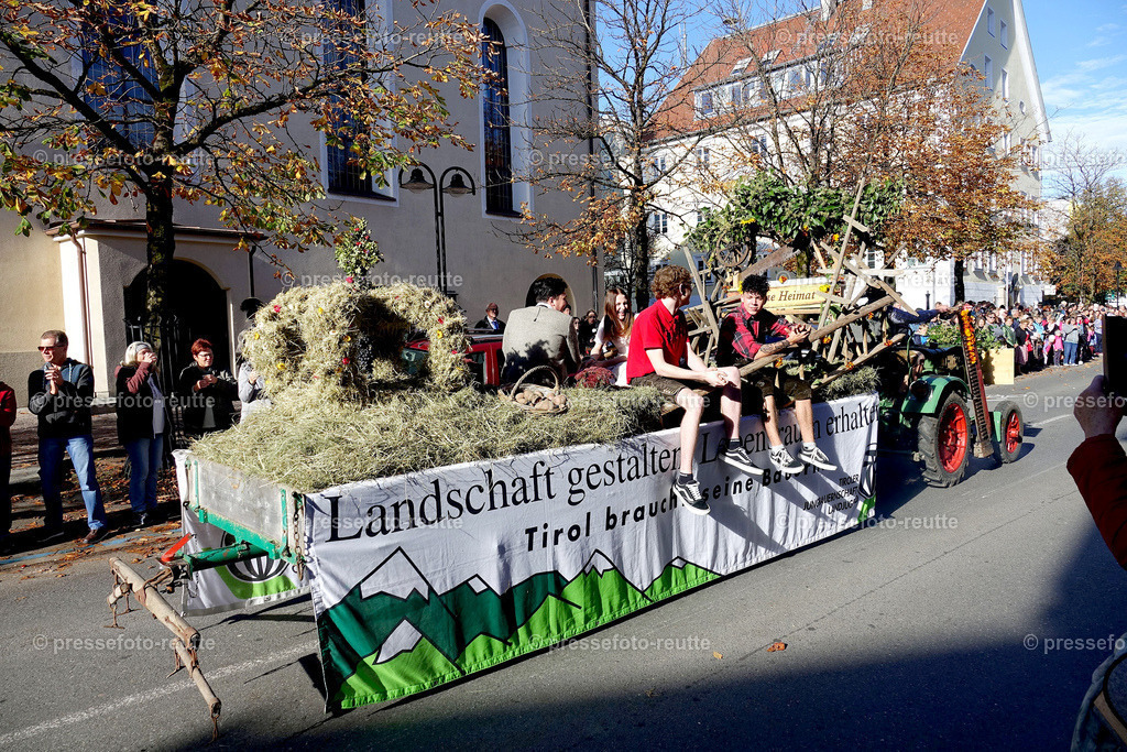 news-2022-Okt16-LJ_Erntedank_-PINSWANG-DSD04766 | Info aus dem Bezirk Reutte/Ausserfern Tirol sowie eine umfangreiche Bilddatenbank über die gesamte Region: Lechtal, Talkessel Reutte, Tannheimertal, Zwischentoren. Lech, Plansee, Zugspitze, Grenztunnel, B179, Fernpassstraße, Verkehr, Lawinen, Tradition, - Realisiert mit Pictrs.com