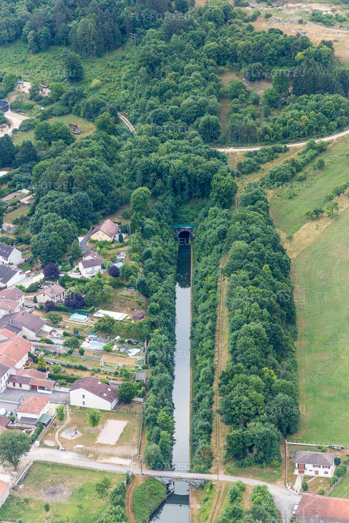 Vue aérienne: Tracé du canal souterrain et berges de la voie navigable intérieure Canal Rhin au Marne à Lay-Saint-Remy dans le département Meurthe et Moselle, France. Photo: IMG_083532.jpg prise le 13/07/2015 par Werner Riehm/FLY-FOTO.euRésolution de l'original: 3648 x 5472 px