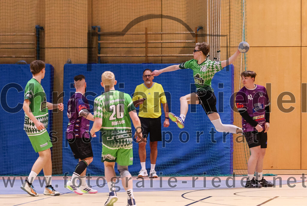 2025-03-15_075_SpVgg_Altenerding_gegen_TSV_Schleissheim | Erding, Deutschland, 15.03.2025:Handball, Bezirksoberliga Männer 2024 / 2025, 18. Spieltag, SpVgg Altenerding gegen TSV Schleißheim, Endergebnis: 32:27Mike Matser (TSV Schleissheim, #20), Konstantin Huber (TSV Schleissheim, #78), Simon Dybilasz (SpVgg Altenerding, #42)Foto: Christian Riedel / fotografie-riedel.net