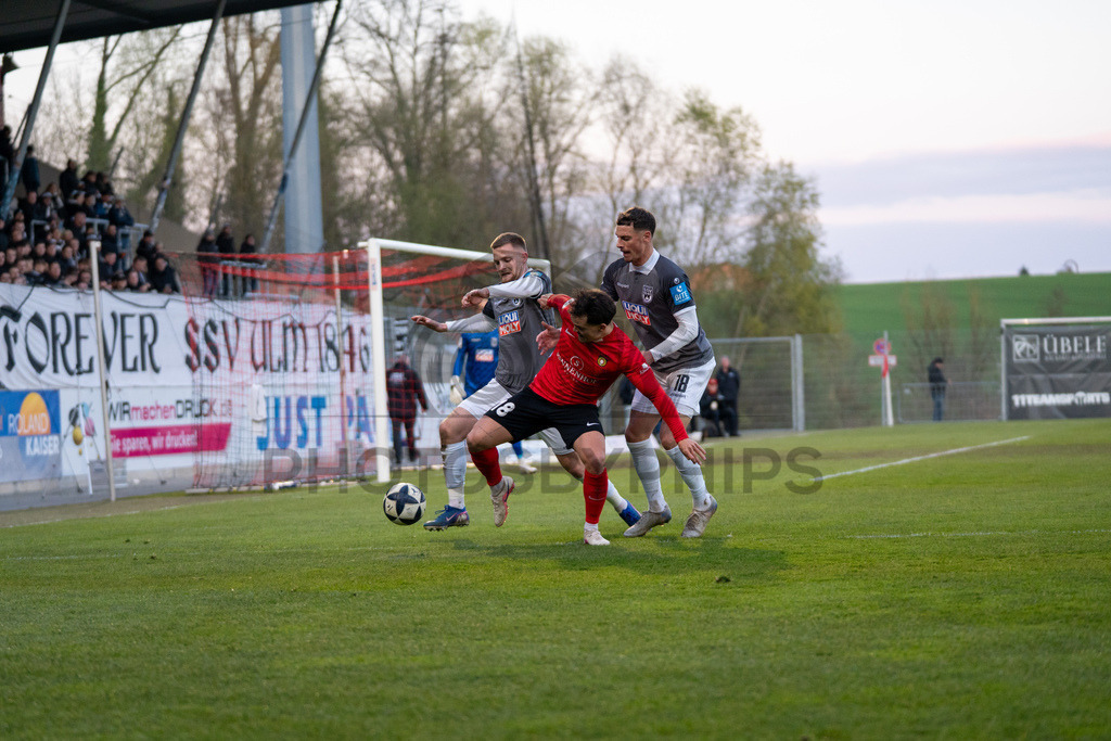 SG Sonnenhof Grossaspach vs. SSV Ulm 1846 Fussball, Fussball, WFV-Pokal, Viertelfinale, 01.04.2026 | Niklas Pollex (SG Sonnenhof Grossaspach, #18) im Zweikampf mit Niko Vukancic (SSV Ulm 1846 Fussball, #03) und Luca Bazzoli (SSV Ulm 1846 Fussball, #18),SG Sonnenhof Grossaspach vs. SSV Ulm 1846 Fussball, Fussball, WFV-Pokal, Viertelfinale, 01.04.2026