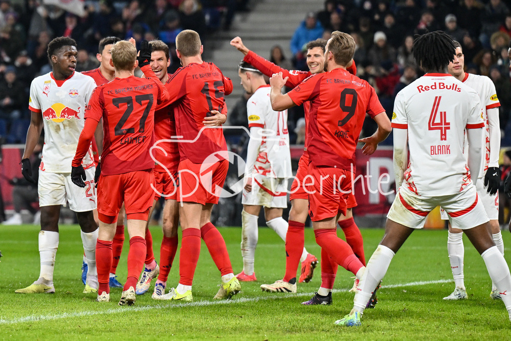Augsburger Panther - EC VSV | Jubel der Bayer nach dem Treffer zum 0-1 durch Eric DIER (FC Bayern Muenchen 15) / Freude / happy / Tor / Torschuetze / Testspiel: RB Salzburg - FC Bayern Muenchen, Red Bull Arena am 06.01.2025