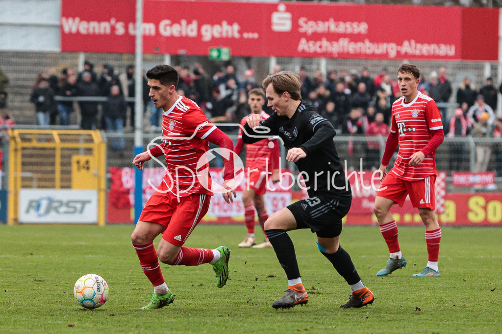 SV Vikoria Aschaffenburg - FC Bayern Amateure | Grant-Leon RANOS (FCB #22) im Duell mit Tom SCHULZ (SVVA #23)
