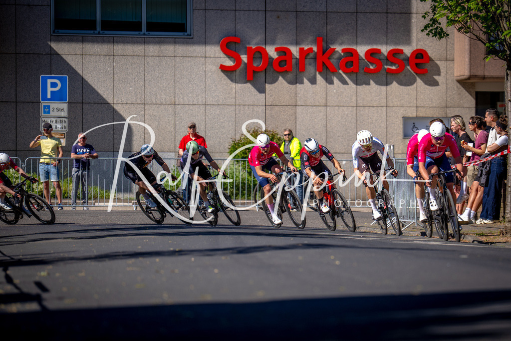 Spurt in den Mai 2026 - Großer Preis der Sparkasse Neuss | Annual one-day road cycling race "Großer Preis der Sparkasse Neuss" held in Büttgen, Germany, organized by VfR Büttgen 1912 e.V. The event features multiple races across all age categories from U11 youth to Elite men. - Realisiert mit Pictrs.com