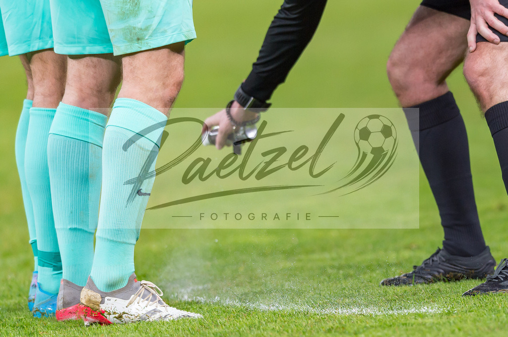 HERBOC20220204_230 | Fussball, Herren: Schiedsrichter Marco Fritz benutzt das Freistossspray bei dem Spiel der 1. Bundesliga zwischen Hertha BSC und VfL Bochum im Olypiastadion am 04.02.2022 in Berlin, Deutschland.DFB / DFL REGULATIONS PROHIBIT ANY USE OF PHOTOGRAPHS AS IMAGE SEQUENCES AND/OR QUASI-VIDEO. - Realisiert mit Pictrs.com