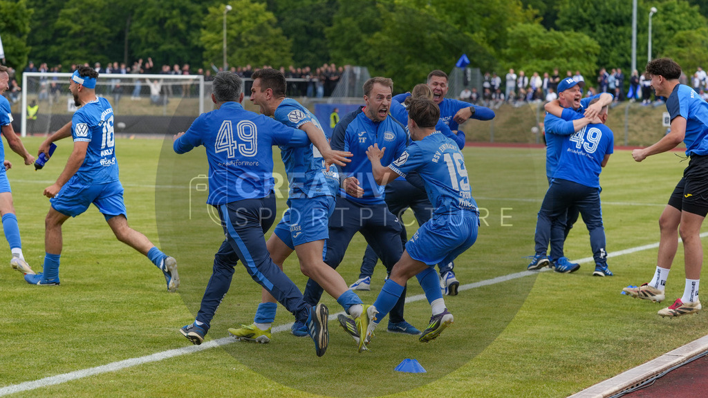 Fußball, Herren, Saison 2024/2025, Finaltag der Amateure 2025, Landespokal Brandenburg, Finale, VfB 1921 Krieschow vs. RSV Eintracht 1949, Samstag 24.05.2025, Volksparkstadion Neuruppin, | Fußball, Herren, Saison 2024/2025, Finaltag der Amateure 2025, Landespokal Brandenburg, Finale, VfB 1921 Krieschow vs. RSV Eintracht 1949, Samstag 24.05.2025, Volksparkstadion Neuruppin, Im Bild: Jubel beim RSV Eintracht 1949 über den Landespokalsieg unmittelbar nach Abpfiff. - Realisiert mit Pictrs.com