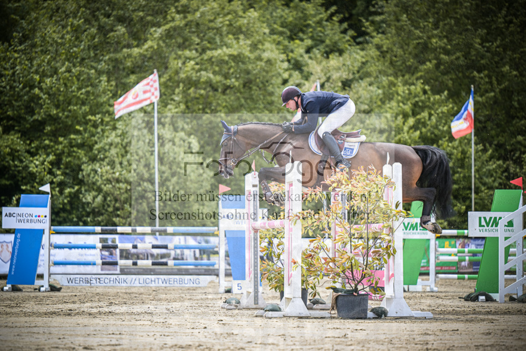 DOS_5870 | Entdecke hochwertige Reitturnierfotos von Foto Oger. Professionell, emotional und authentisch – jetzt Lieblingsmomente im Shop bestellen.Deutschlandweite Turnierfotografie. - Realisiert mit Pictrs.com