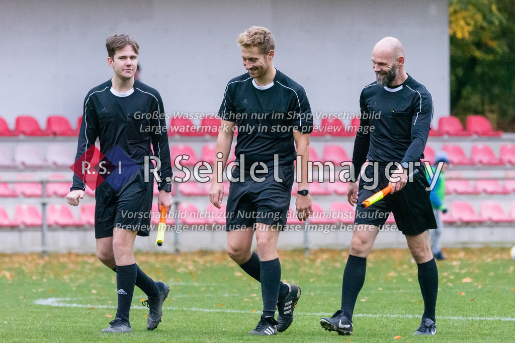 Fußball, Saison 2022/23, Oberliga Hamburg, WTSV Concordia Hamburg - Niendorfer TSV, Sportpark Hinschenfelde (Hamburg), 13.11.2022, 19. Spieltag | v.l.n.r.: Tom Kriebisch (Schiedsrichterassistent), Florian Potter (Schiedsrichter), Rene Hölker (Schiedsrichterassistent)
