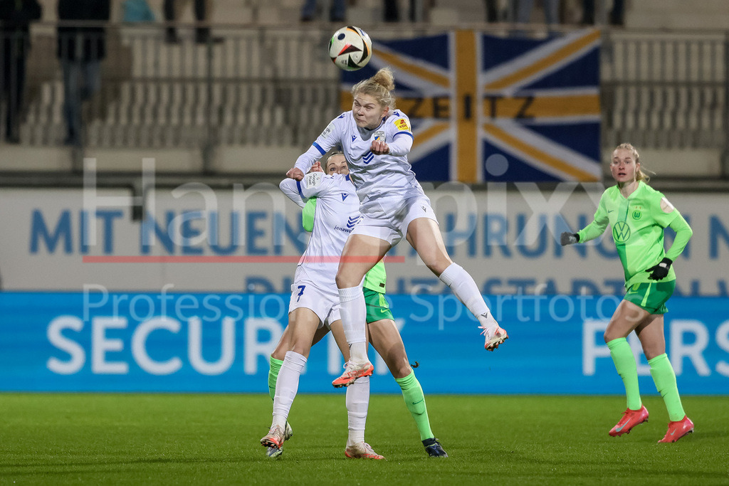 Fussball, Google Pixel Frauen-Bundesliga, VfL Wolfsburg - FC Carl Zeiss Jena | v.li.: Fiona Gaißer (FC Carl Zeiss Jena, 22) beim Kopfball, Aktion, Action, Spielszene, DIE DFB-RICHTLINIEN UNTERSAGEN JEGLICHE NUTZUNG VON FOTOS ALS SEQUENZBILDER UND/ODER VIDEOÄHNLICHE FOTOSTRECKEN. DFB REGULATIONS PROHIBIT ANY USE OF PHOTOGRAPHS AS IMAGE SEQUENCES AND/OR QUASI-VIDEO.