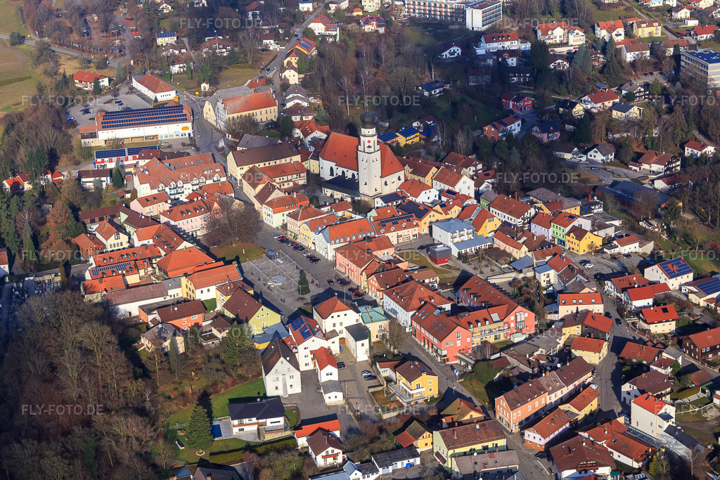 Luftbild: Bürgerhäuser am Stadtplatz und Kirche Hl. Familie im Ortsteil Bad Griesbach in  Rottal in Bad Griesbach im Rottal im Bundesland Bayern in Deutschland. Foto: IMG_096012.jpg vom 29.12.2016 durch Werner Riehm/FLY-FOTO.deInfo Icon