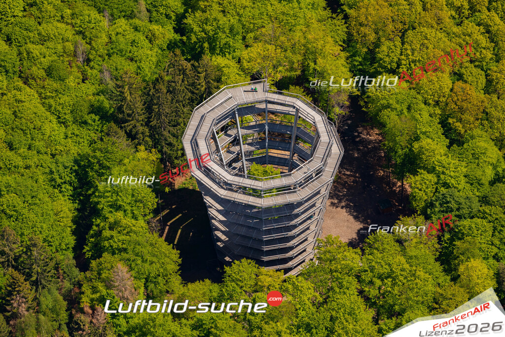 Die Luftbildaufnahme Baumwipfelpfad - Steigerwald wurde 2019 mittels Flugzeug (keine Drohne) erstellt. Perfekte Schärfe und Druck- Ergebnisse- Garantiert!