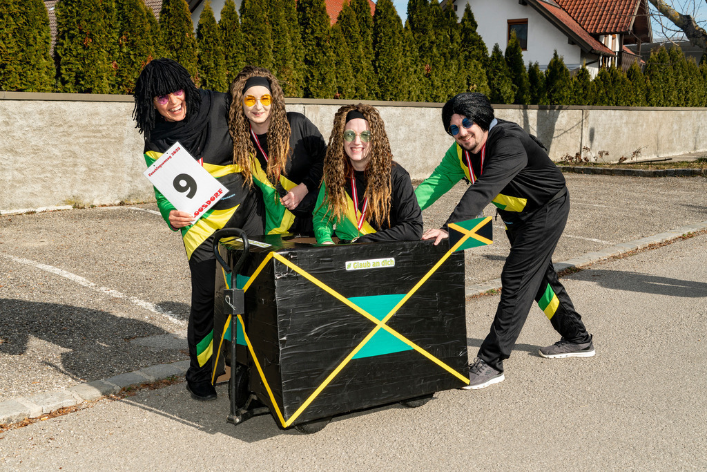 MASKEN-Gruppe_8816 | Fotostrecke: FASCHINGSUMZUG 2025 in Loosdorf. 22 Masken(gruppen)-Teilnehmer: Loosdorfer Vereine, Wirtschaftstreibende, Gemeindeabordnungen sowie Kreditinstitute. rund 700 Besucher entlang der Hauptstrasse. Veranstaltungs-Sicherung durch Mannschaft der FF-Loosdorf mit schwerem Gerät. Maskenprämierung am EKZ-Platz durch Bgm. Thomas Vasku in den Kategorien: Bester Festwagen (Fa. gkonzept-Groissenberger; Beste Personengruppe-ASK-Loosdorf; Beste Einzelperson; Weiteste Anreise-FF Schollach;