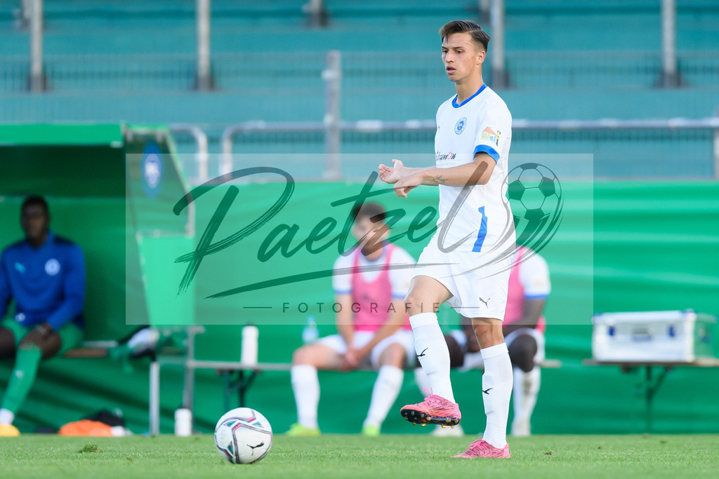 LOTKSC20210809_220 | Fussball, Herren: Tyson Richter (Sportfreunde Lotte) in Aktion, am Ball, Einzelaktion beim Spiel der 1. Runde im DFB-Pokal zwischen SF Lotte und Karlsruher SC im Stadion am Lotter Kreuz am 09.08.2021 in Lotte, Deutschland.DFB / DFL REGULATIONS PROHIBIT ANY USE OF PHOTOGRAPHS AS IMAGE SEQUENCES AND/OR QUASI-VIDEO. - Realisiert mit Pictrs.com