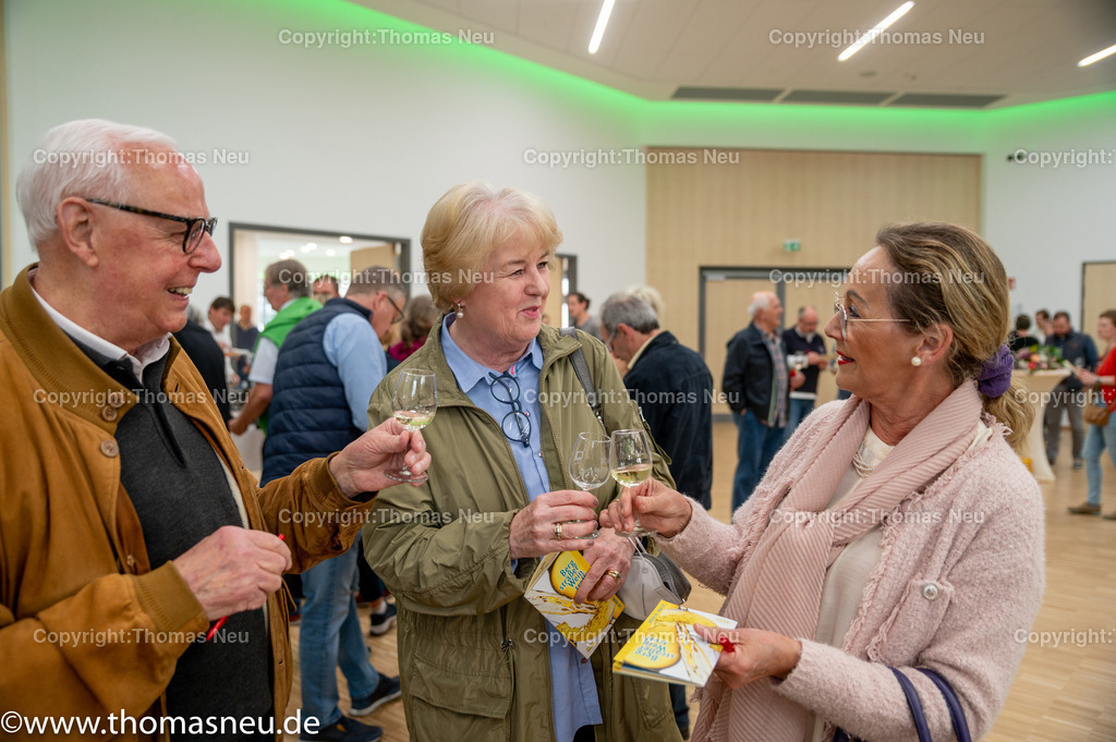 DSC_8305 | Der Bergsträßer Weintreff ist traditionell die Auftaktveranstaltung für den Bergsträßer Weinfrühling. Alljährlich April  bietet der Weintreff im Bürgerhaus Bensheim die einmalige Gelegenheit, fast 170 Bergsträßer Weine, Seccos und Sekte von 19 Weinbaubetrieben an einem Ort zu probieren. Nahezu alle Bergsträßer Betriebe sind vertreten und bieten ihre Spezialitäten an. Bild: Thomas Neu