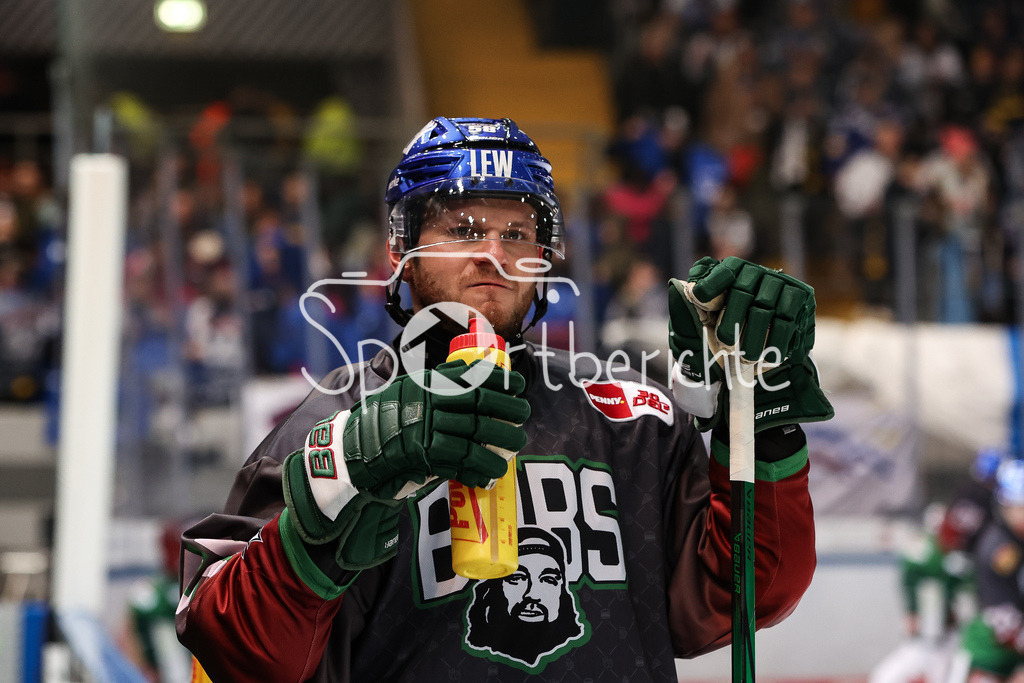 EHC München - Augsburger Panther | beim warmmachen Maximilian RENNER (AEV #58) / Freisteller / Einzelfoto