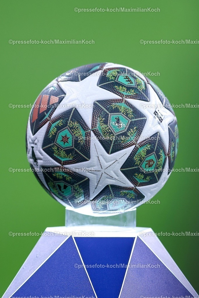 UCL11032502219 | 11.03.2025, Fußball, UEFA Champions League, Bayer 04 Leverkusen - FC Bayern München, Achtelfinale Rückspiel, BayArena, Saison 2024 2025: Feature offizieller Spielball Symbolbild Nahaufnahme Detail Detailbild Detailfoto SymbolfotoDFB regulations prohibit any use of photographs as image sequences and or quasi-video.