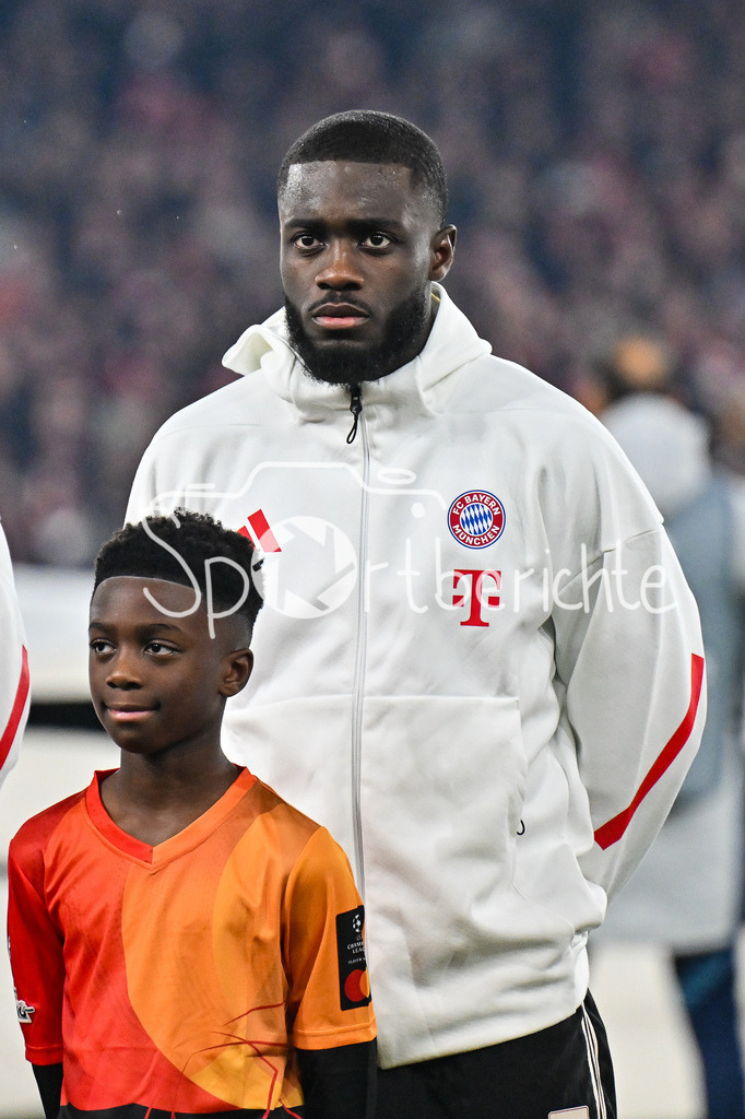 Arsenal FC - FC Bayern München | LONDON, ENGLAND - 26. NOVEMBER: im Bild Dayot UPAMECANO (FC Bayern Munich 2) bei der Hymne vor dem Ligaspiel zwischen Arsenal London und dem FC Bayern München am 5. Spieltag der UEFA Champions League im Emirates Stadium am 26.11.2025