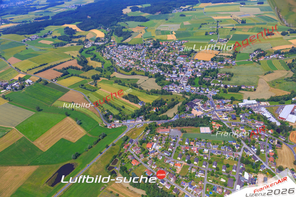 Die Luftaufnahme der Stadt Roeslau wurde vom UL-Flugzeug heraus erstellt ( keine Drohne )- hohe Auflösung für beste Qualität