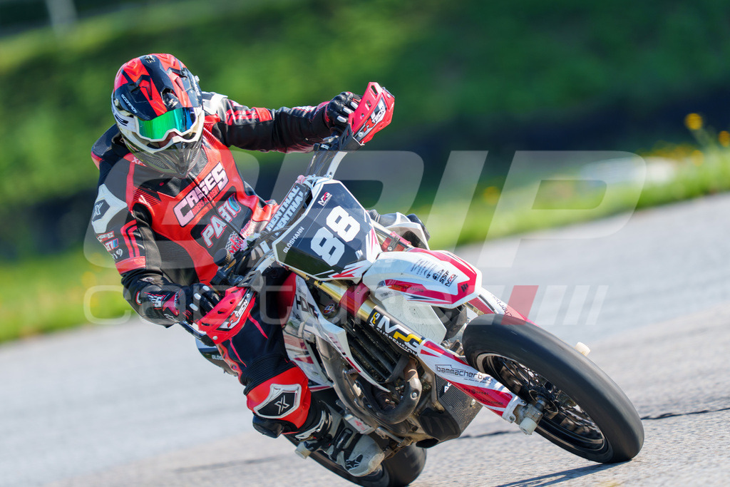 SuperMoto_Staatsmeisterschaft_Greinbach_073 | GRIPcapture steht für authentische Sportfotografie in Österreich – für Momente, die mehr sind als Geschwindigkeit oder Ergebnis. Es geht um Emotion, Spannung, Fokus und den Augenblick, der oft nur einen Wimpernschlag dauert.Ob Motorsport, Teamsport oder 