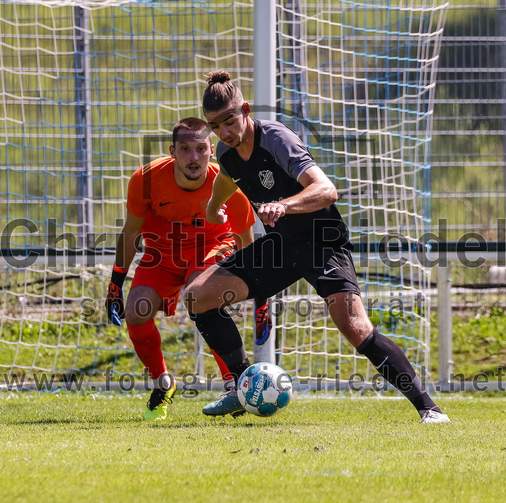 2023-08-12_018_FC_Langengeisling_gegen_ESV_Freilassing | Erding, Deutschland, 12.08.2023:
Fußball, Bezirksliga Oberbayern Ost 2023 / 2024, 4. Spieltag, FC Langengeisling gegen ESV Freilassing, Endergebnis: 2:1

Torwart Matej Markovic (ESV Freilassing, #34), Maximilian Birnbeck (FC Langengeisling, #27)

Foto: Christian Riedel / fotografie-riedel.net