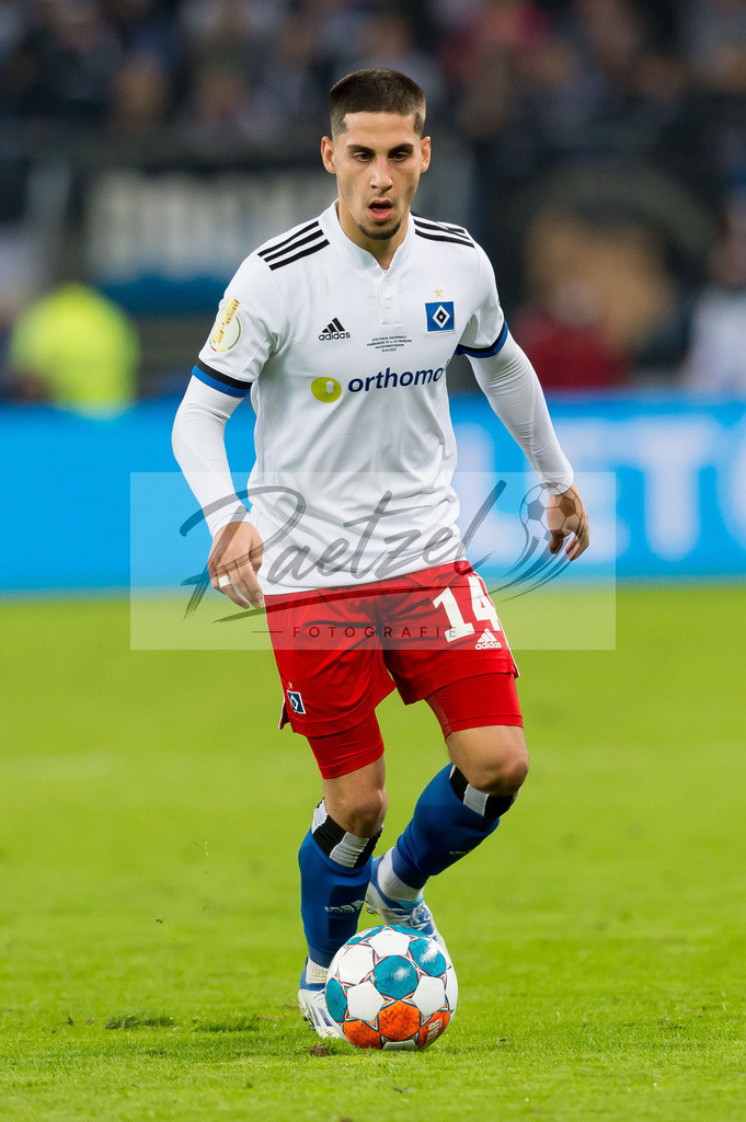 HSVSCF20220419_119 | Fussball, Herren: Ludovit Reis (Hamburger SV) in Aktion, am Ball, Einzelaktion beim DFB-Pokal-Halbfinalspiel zwischen Hamburger SV und SC Freiburg im Volksparkstadion am 19.04.2022 in Hamburg, Deutschland.DFB / DFL REGULATIONS PROHIBIT ANY USE OF PHOTOGRAPHS AS IMAGE SEQUENCES AND/OR QUASI-VIDEO. - Realisiert mit Pictrs.com