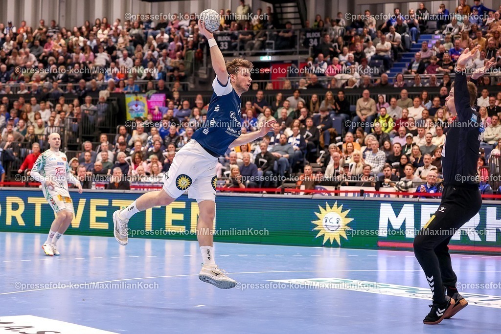 BHC15032601038 | 15.03.2026, Handball, HBL, Bergischer HC - SC Magdeburg, Mitsubishi Electric HALLE Düsseldorf: Lukas Becher (BHC #07) wirft den Ball auf das Tor Sergey Hernandez (SC Magdeburg #01) 