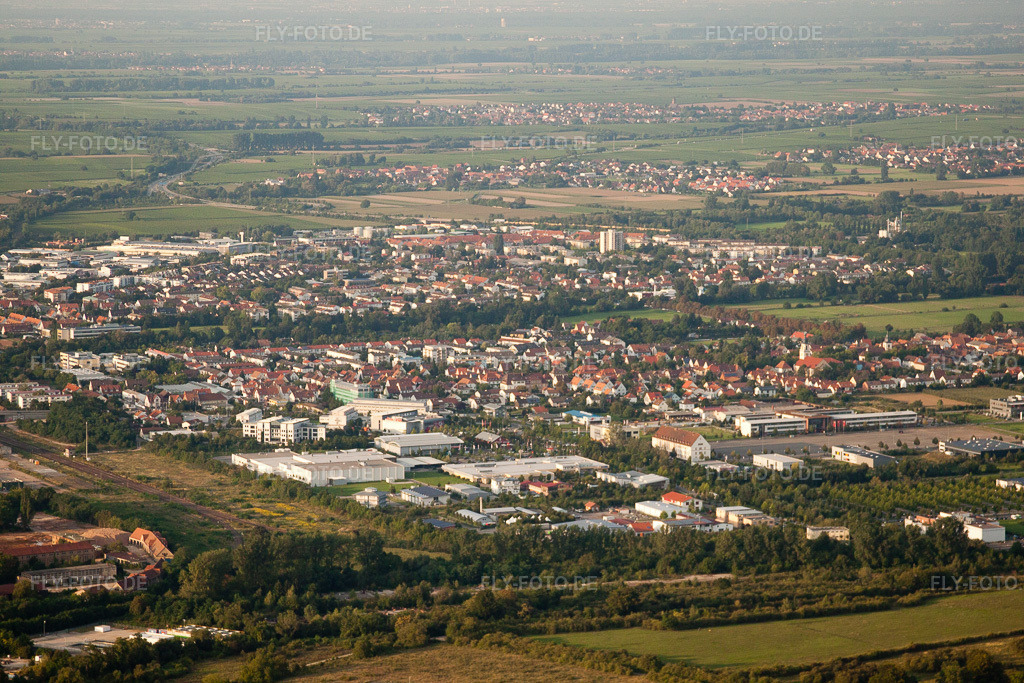 Luftbild: Gewerbegebiet Queichheim im Ortsteil Queichheim in Landau im Bundesland Rheinland-Pfalz in Deutschland. Foto: IMG_32933.jpg vom 03.09.2010 durch Werner Riehm/FLY-FOTO.de
