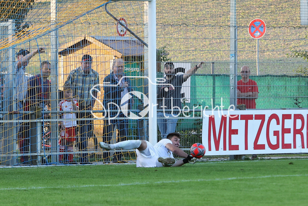 FC Pipinsried - SV Wacker Burghausen | FCP Keeper Daniel WITETSCHEK (FCP #1) haelt den zweiten Elfmeter